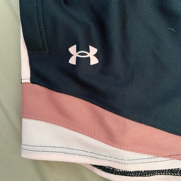 NWT- Women's Under Armour Play 
Tri-Color Shorts Size: XS - Picture 2 of 5